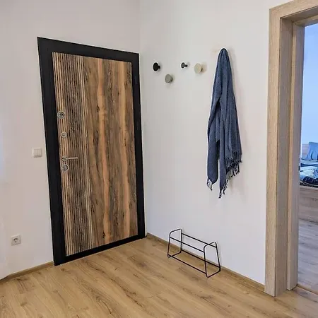 2bdrm Peaceful Escape With Free Parking Apartment *