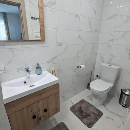 2bdrm Peaceful Escape With Free Parking Apartment *