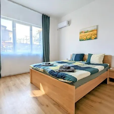 2bdrm Peaceful Escape With Free Parking Apartment