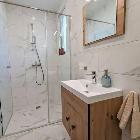 2bdrm Peaceful Escape With Free Parking *