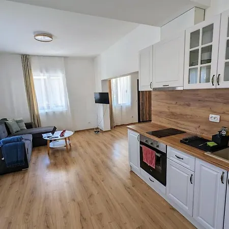 Apartment 2bdrm Peaceful Escape With Free Parking *