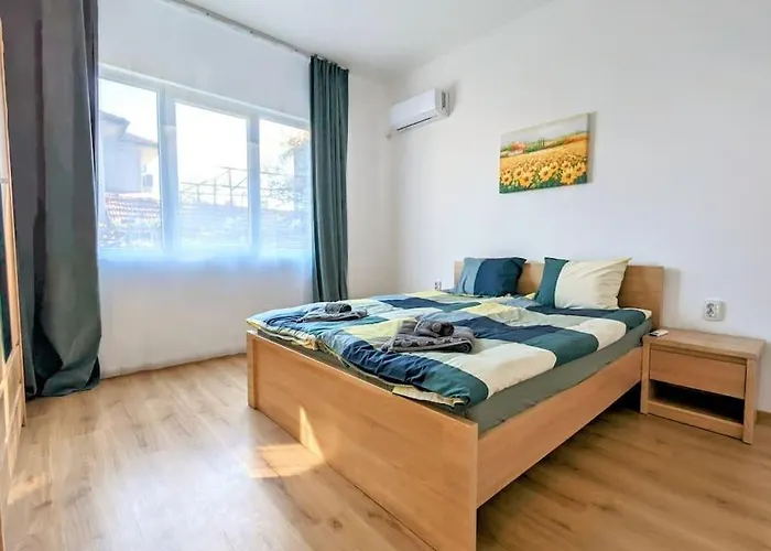 2bdrm Peaceful Escape With Free Parking Apartment