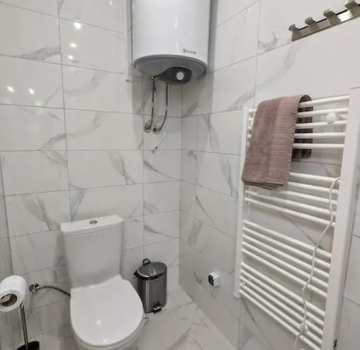 2bdrm Peaceful Escape With Free Parking Apartment *