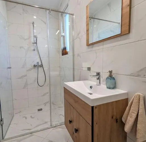 2bdrm Peaceful Escape With Free Parking *