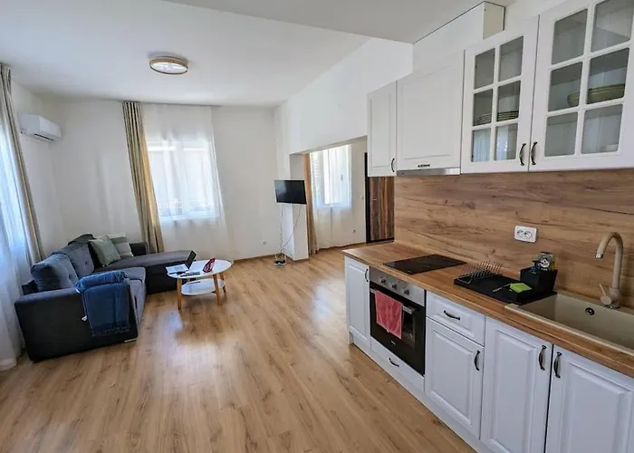 Apartment 2bdrm Peaceful Escape With Free Parking *