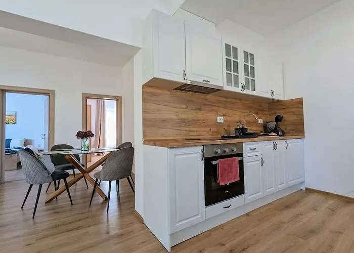 2bdrm Peaceful Escape With Free Parking Apartment