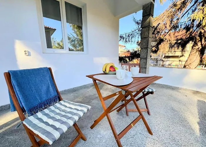 2bdrm Peaceful Escape With Free Parking *